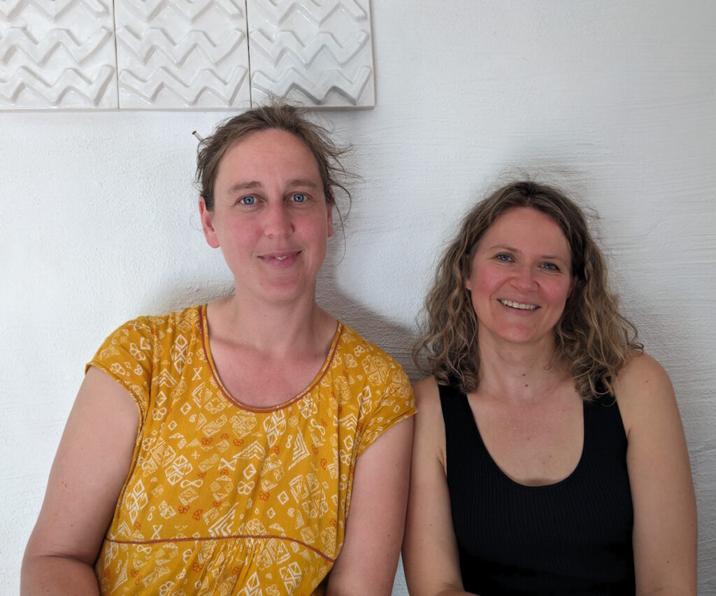 Lara Schmelzeisen und Ingrid Rupp sitzen im Café Südseite in Heidelberg