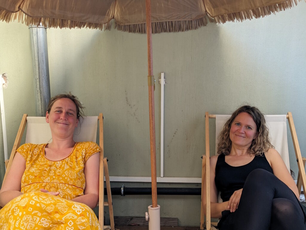 Lara Schmelzeisen und Ingrid Rupp chillen im Café Südseite in Heidelberg