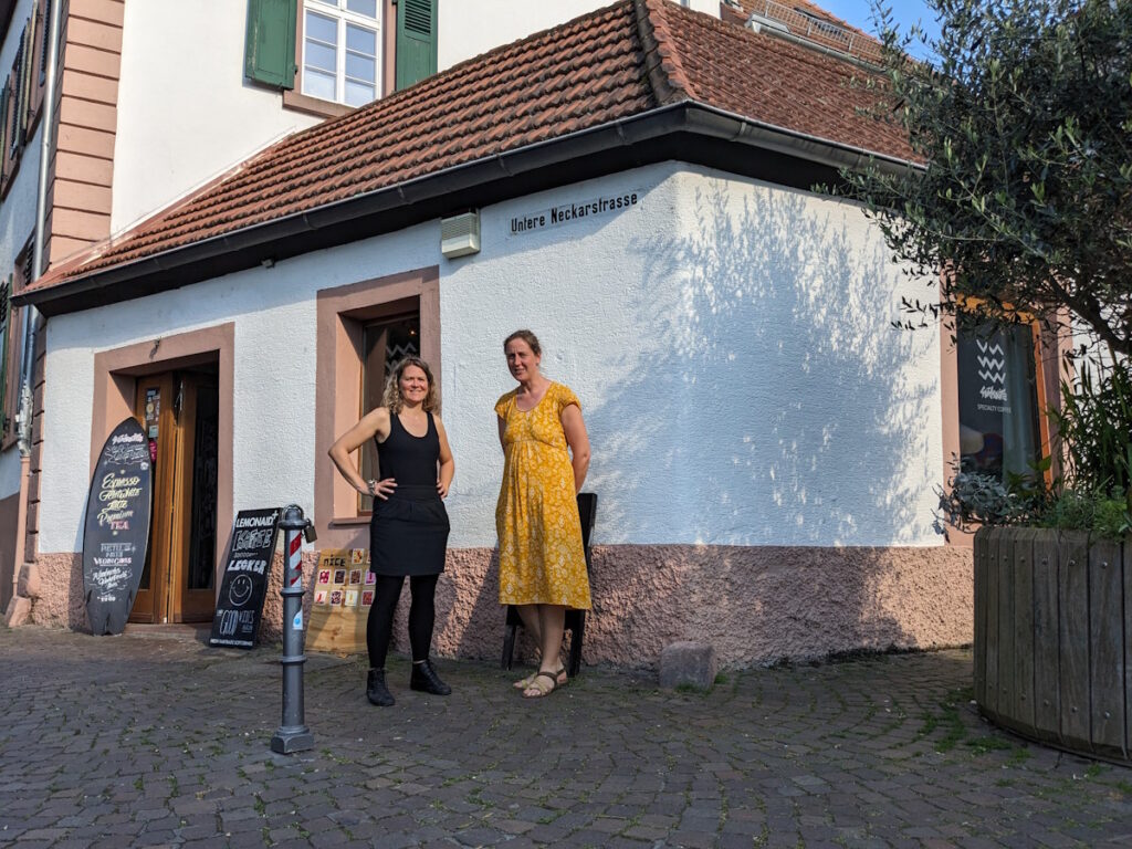 Lara Schmelzeisen und Ingrid Rupp vor dem Café Südseite in Heidelberg