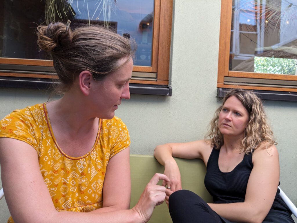 Lara Schmelzeisen und Ingrid Rupp im Gespräch für das Trauercafé