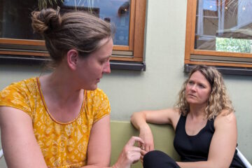 Lara Schmelzeisen und Ingrid Rupp im Gespräch für das Trauercafé