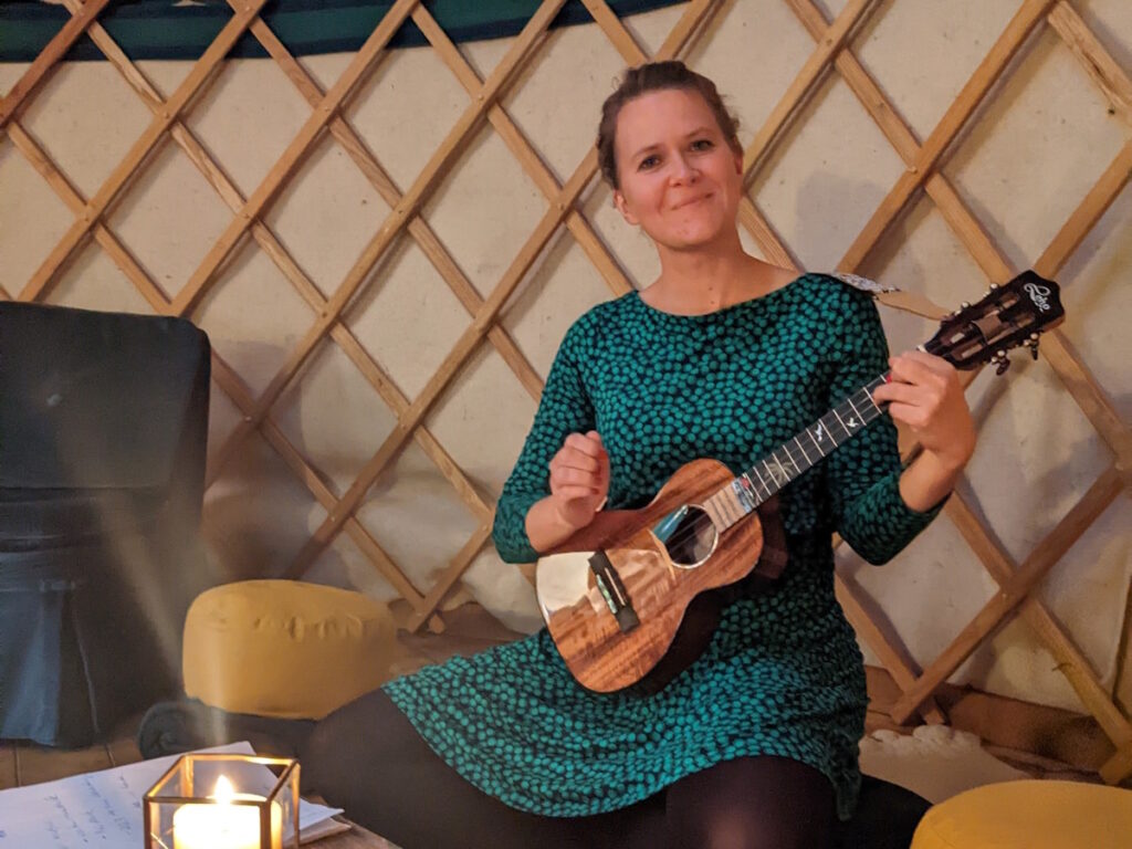 Ingrid Rupp lädt in die Holzjurte zum Trauern ein. Jede Trauer, die schmerzt ist willkommen.